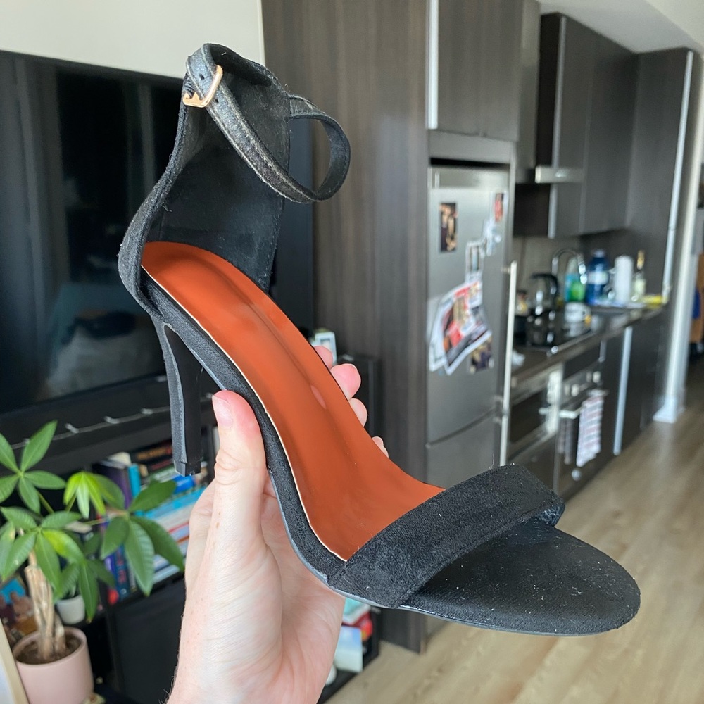 Black strappy heels 🖤